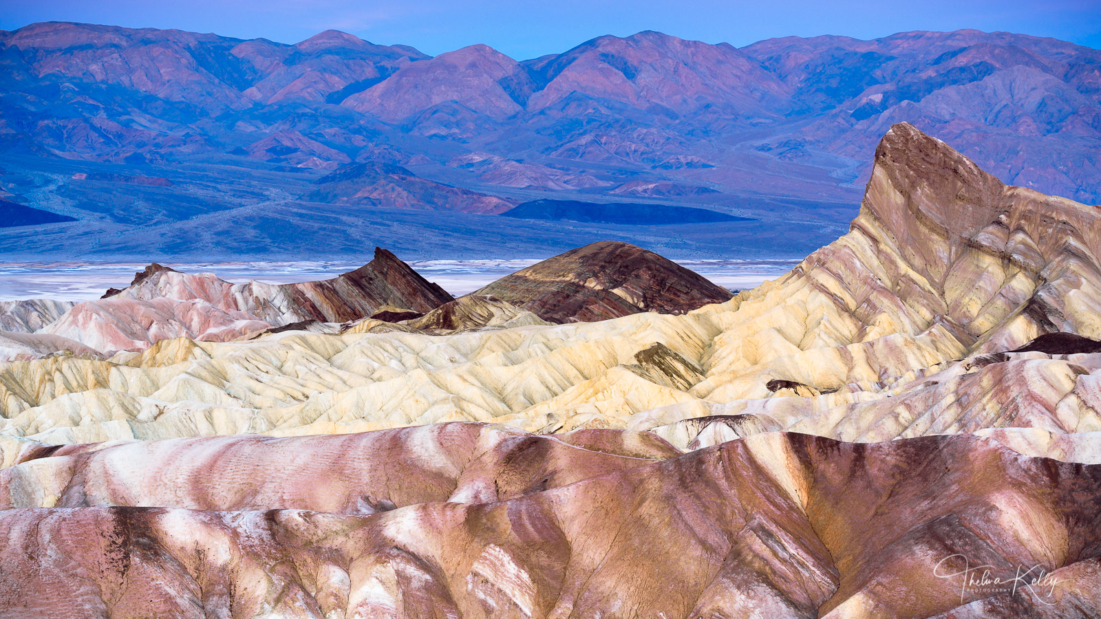 Z Point I Zabriskie Point in Death Valley National Park is the perfect place to await the sunrise